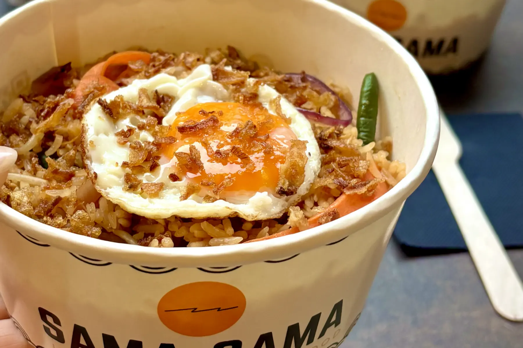 Bowl Nasi Goreng dans son emballage SAMA-SAMA