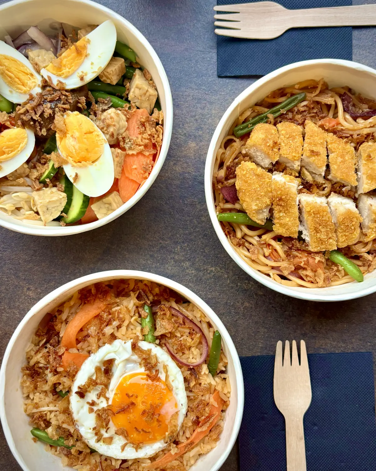 Trois bowls SAMA-SAMA sur une table, vus de dessus